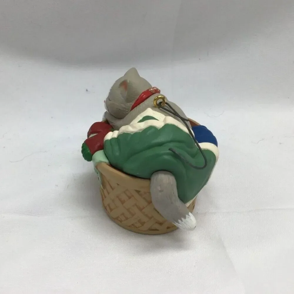 Hallmark Christmas Ornament Cat In Basket 1998 Vintage Holiday Kitty Kitten